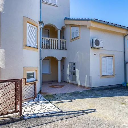 Dadi Apartment