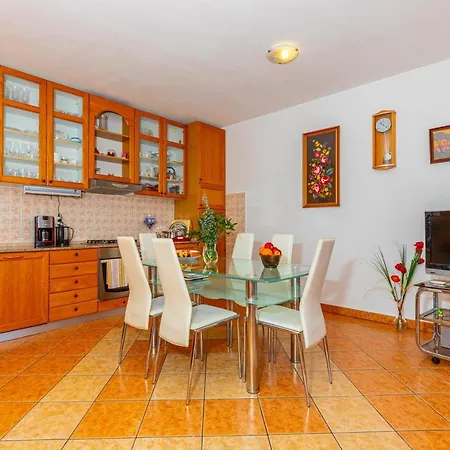 Dadi Apartment